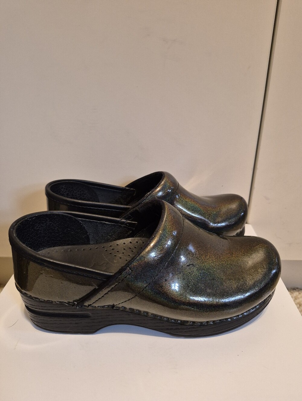 Dansko Pro Metallic Olive Patent Leather Closed Back Clogs Sz.6/36 Ret.$145